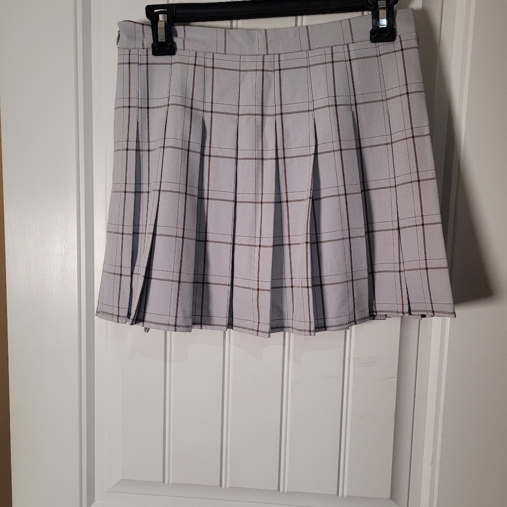 Fashion Style Gray/ Brown Plaid pleaded women's skirt with short.  Size Large